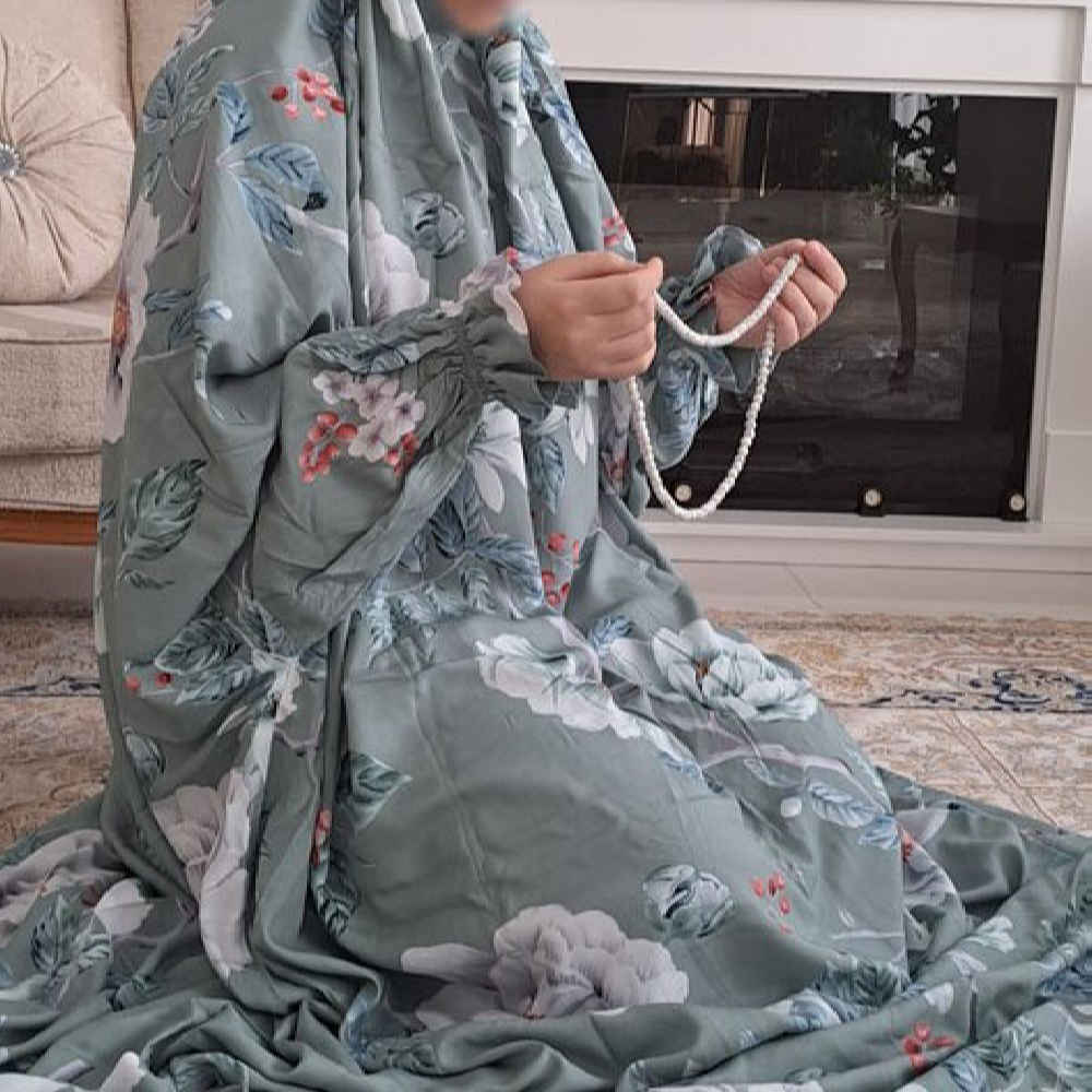 چادر نماز اسلامی آستیندار زنانه، مناسب برای نمازگزاران – طرح گلدار ثمین