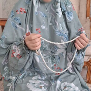 چادر نماز اسلامی آستین‌دار زنانه، مناسب برای نمازگزاران – طرح گلدار ثمین