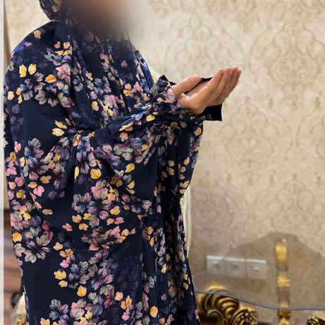چادر نماز اسلامی آستین‌دار زنانه، مناسب برای نمازگزاران – طرح گلدار آذر