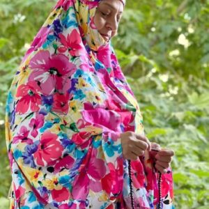 چادر نماز آستین‌دار زنانه مناسب برای نمازگزاران – طرح گلدار روژین
