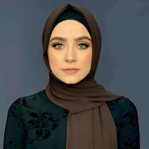 حجاب شیلا با پارچه ابریشمی قهوه‌ای برای زنان مسلمان