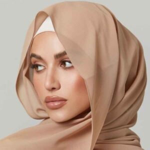 حجاب شیلا به رنگ بژ و از جنس حریر برای زنان مسلمان