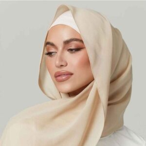 حجاب شیلا با پارچه ابریشمی کرم برای زنان