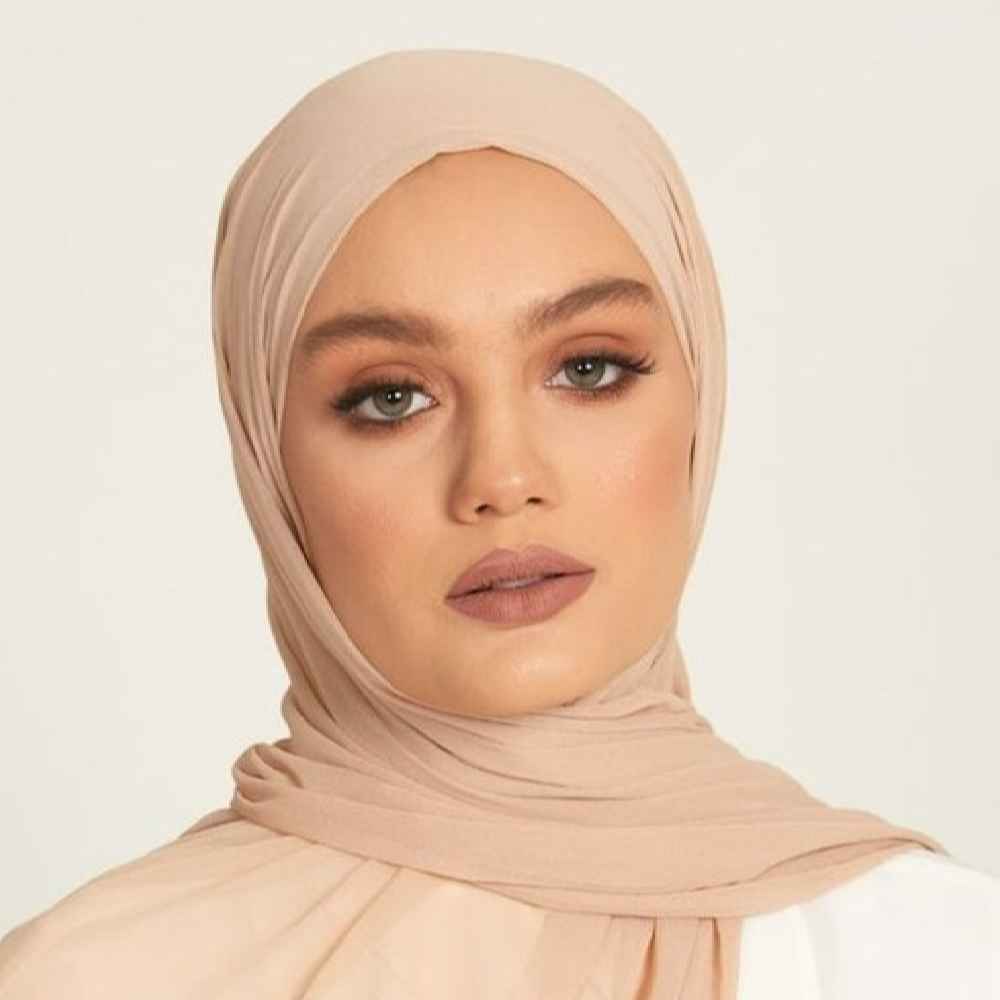 حجاب شیلا با پارچه ابریشمی کرم برای زنان