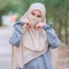 ست روسری و نیم نقاب طرح کرپ اسلامی کرم رنگ مخصوص بانوان