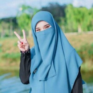 روسری مربعی آبی روشن و نیم نقاب زنانه