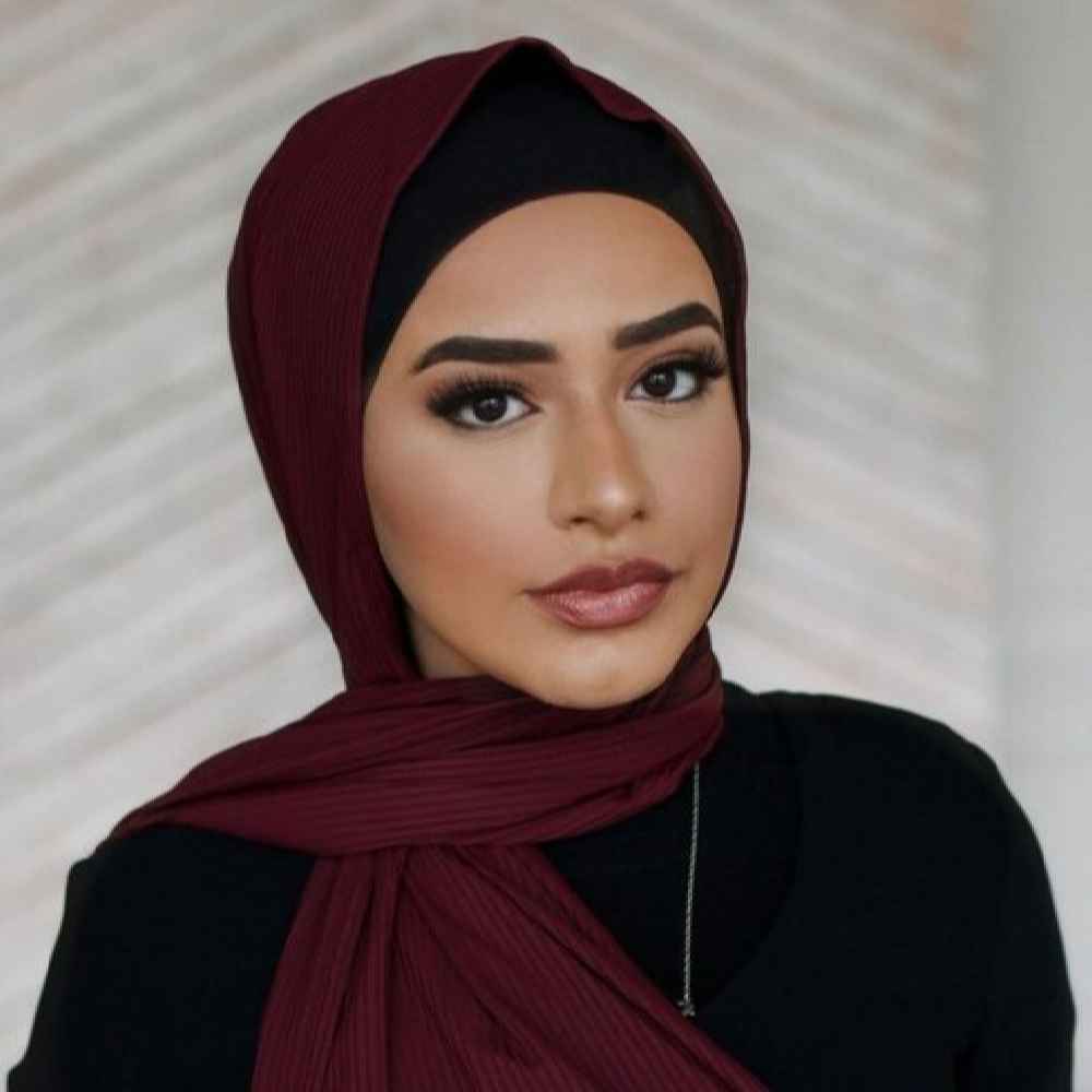 حجاب شیلا از جنس حریر زرشکی برای زنان مسلمان