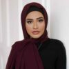 حجاب شیلا از جنس حریر زرشکی برای زنان مسلمان