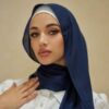 حجاب شیلا از جنس حریر سرمه‌ای برای زنان مسلمان