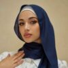 حجاب شیلا از جنس حریر سرمه‌ای برای زنان مسلمان
