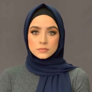 حجاب شیلا از جنس حریر سرمه‌ای برای زنان مسلمان