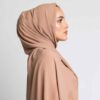 حجاب شیلا، نوعی پارچه ابریشمی قهوه‌ای روشن برای زنان