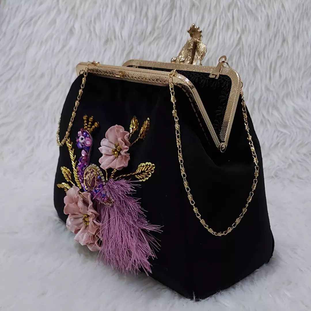 کیف دستی کلاچ گلدوزی شده با روبان و جزئیات مهره طاووس