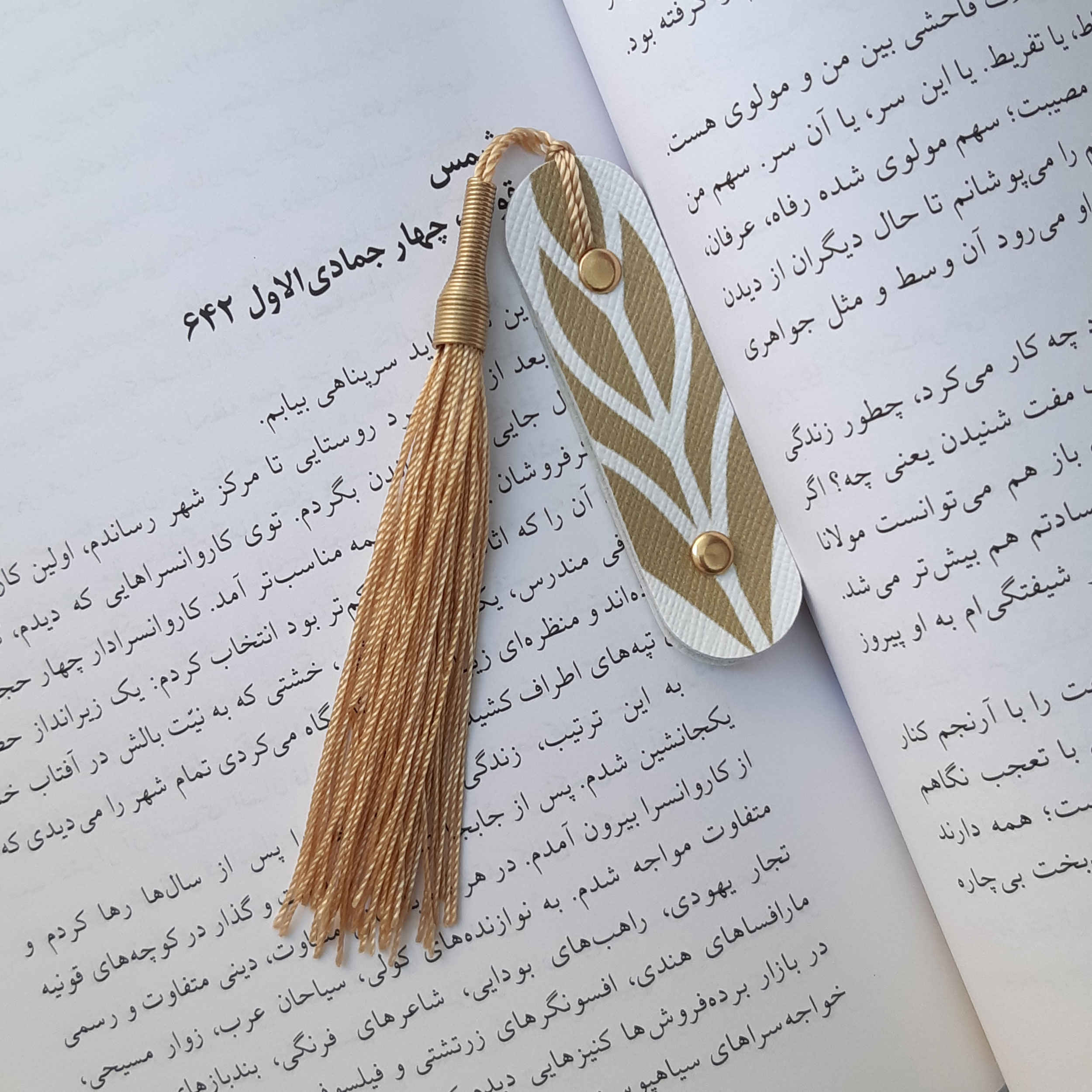 بوکمارک چرمی طلایی مدل برگ
