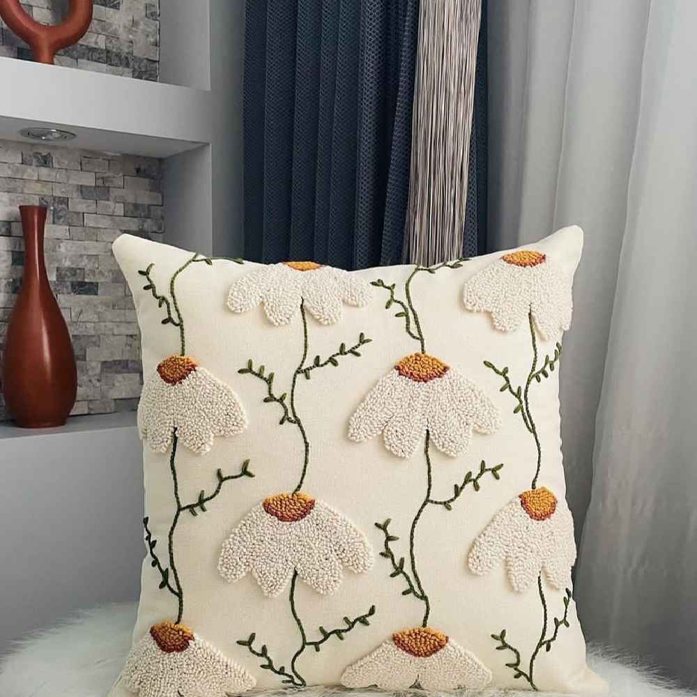 روکش کوسن سوزن‌کوب – طرح گل بابونه سفید گلدوزی شده