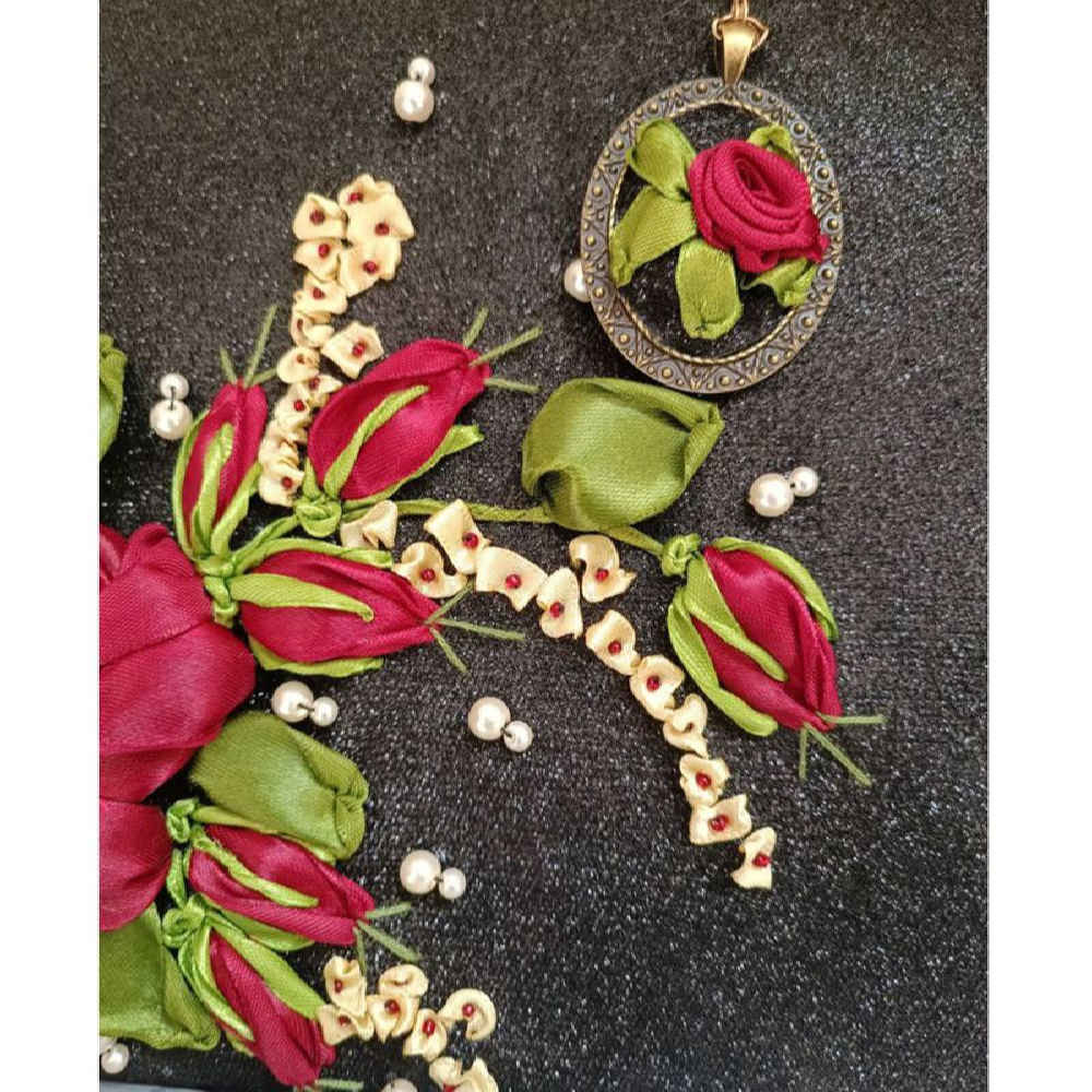 کیف دستی مجلسی گلدوزی شده با روبان – مخمل با طرح سارا