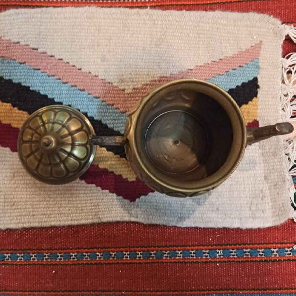 قوری برنجی ایرانی دستساز با طراحی قلمزنی زیبا و آستر داخلی