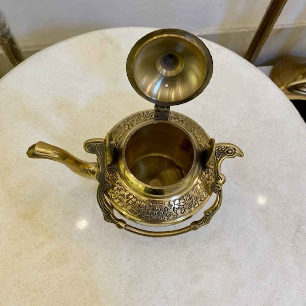 قوری برنجی دست‌ساز با طرح طاووس زیبا و گلدار