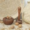 آجیل‌شکن چوبی روستیک - کاسه آجیل دست‌ساز با پتک برای شکستن آجیل به روش سنتی