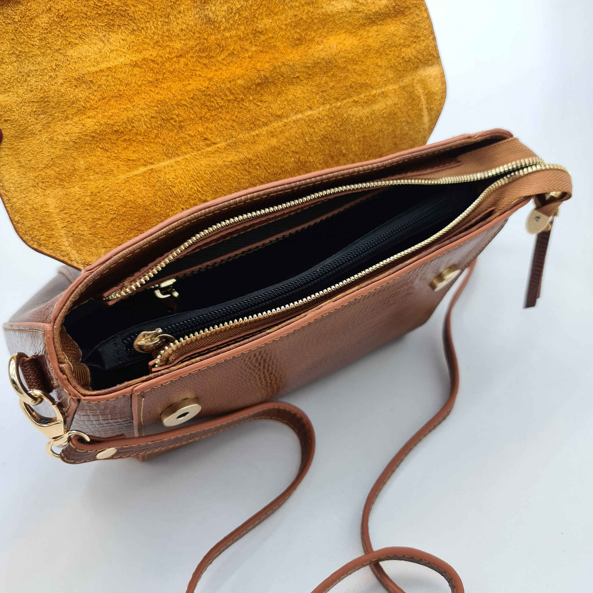 کیف دستی چرم قهوه‌ای مدل Bauletto با یک دسته و بند بلند