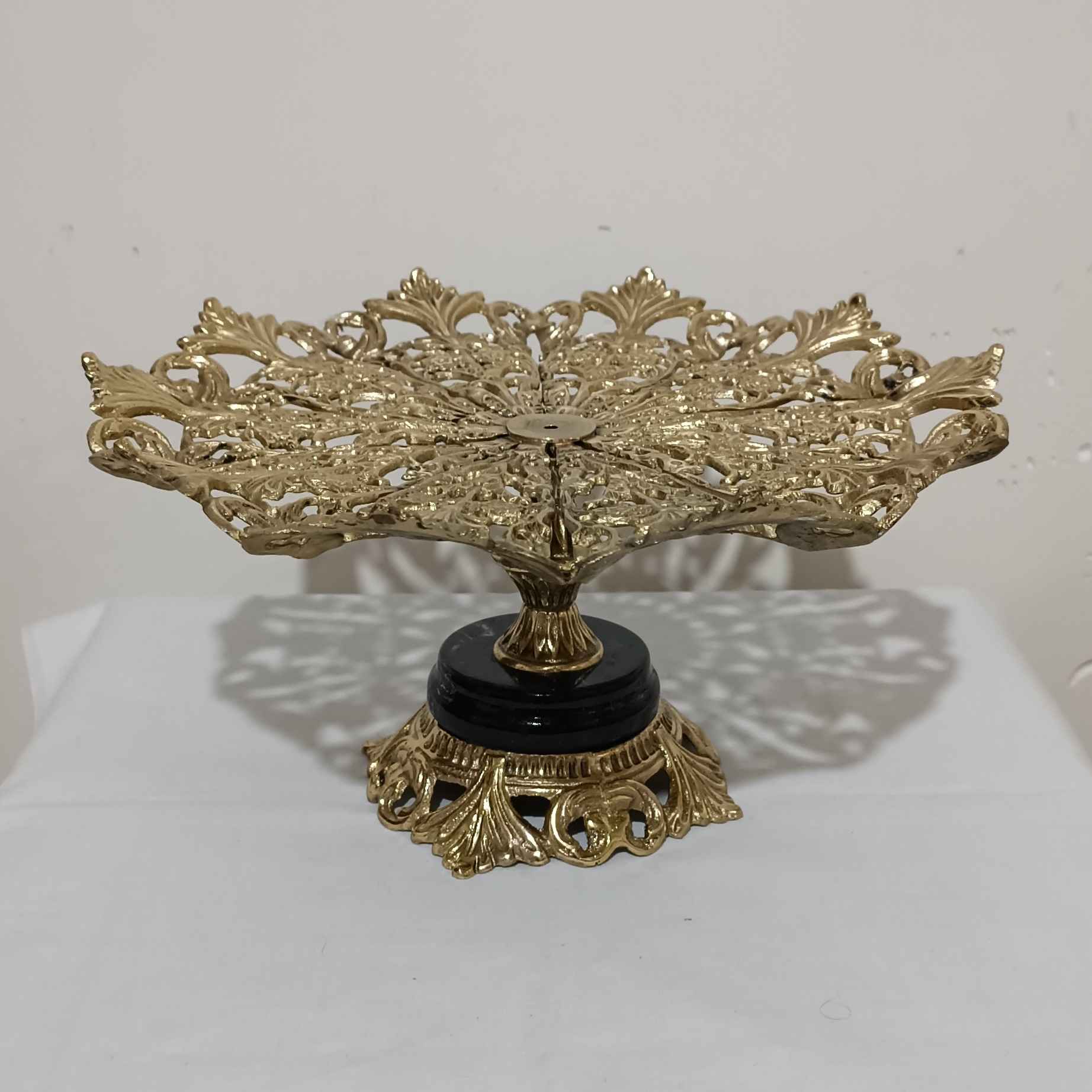 پایه سرو برنجی با جزئیات گلدار پیچیده