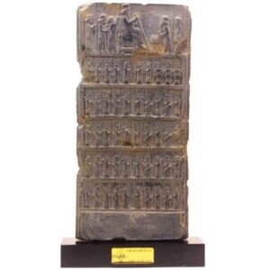 کپی کتیبه الهام گرفته از پارسی باستان، داریوش بر تخت سلطنت