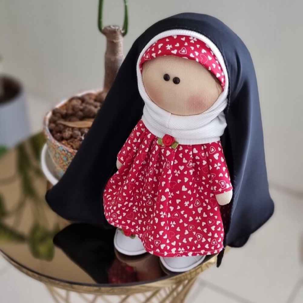 عروسک پارچهای عایشه با حجاب و چادر – عروسک سنتی مسلمانان برای کودکان
