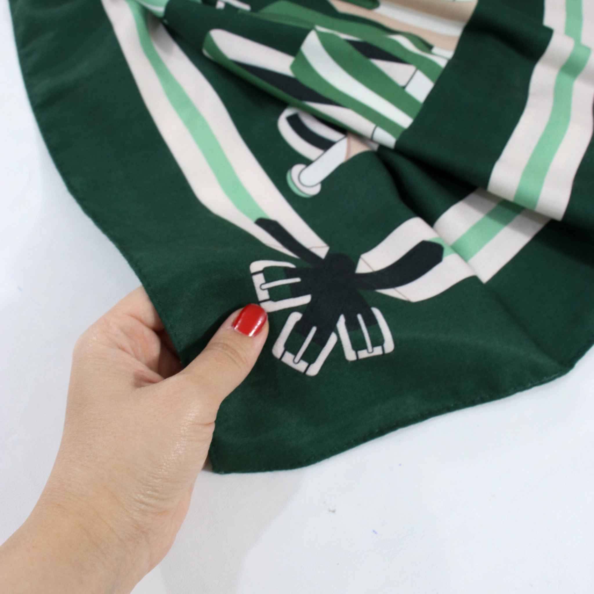 شال طرحدار زنانه، هنری و سبک با پارچه موهر