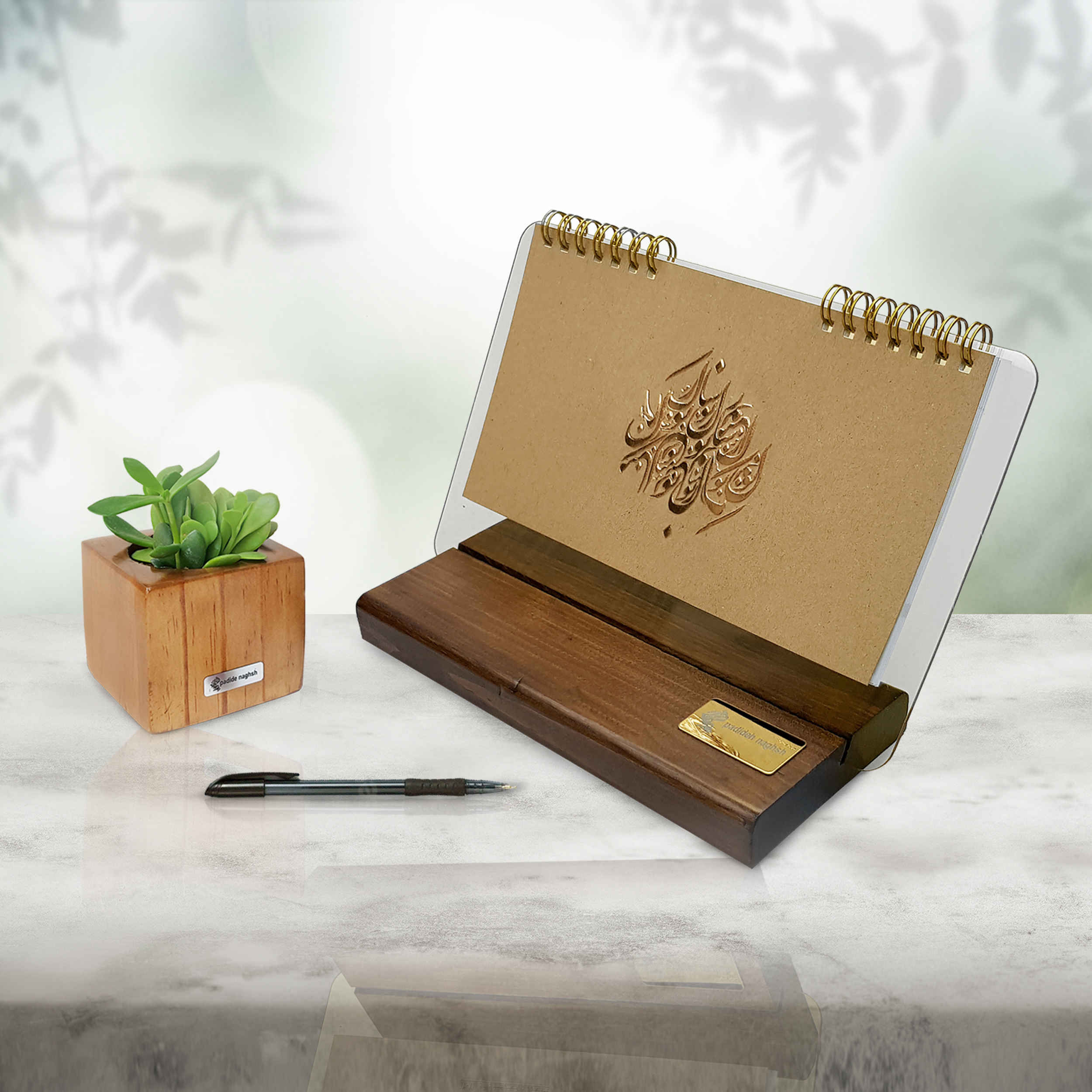 تقویم رومیزی فارسی ۱۴۰۳ با پایه چوبی