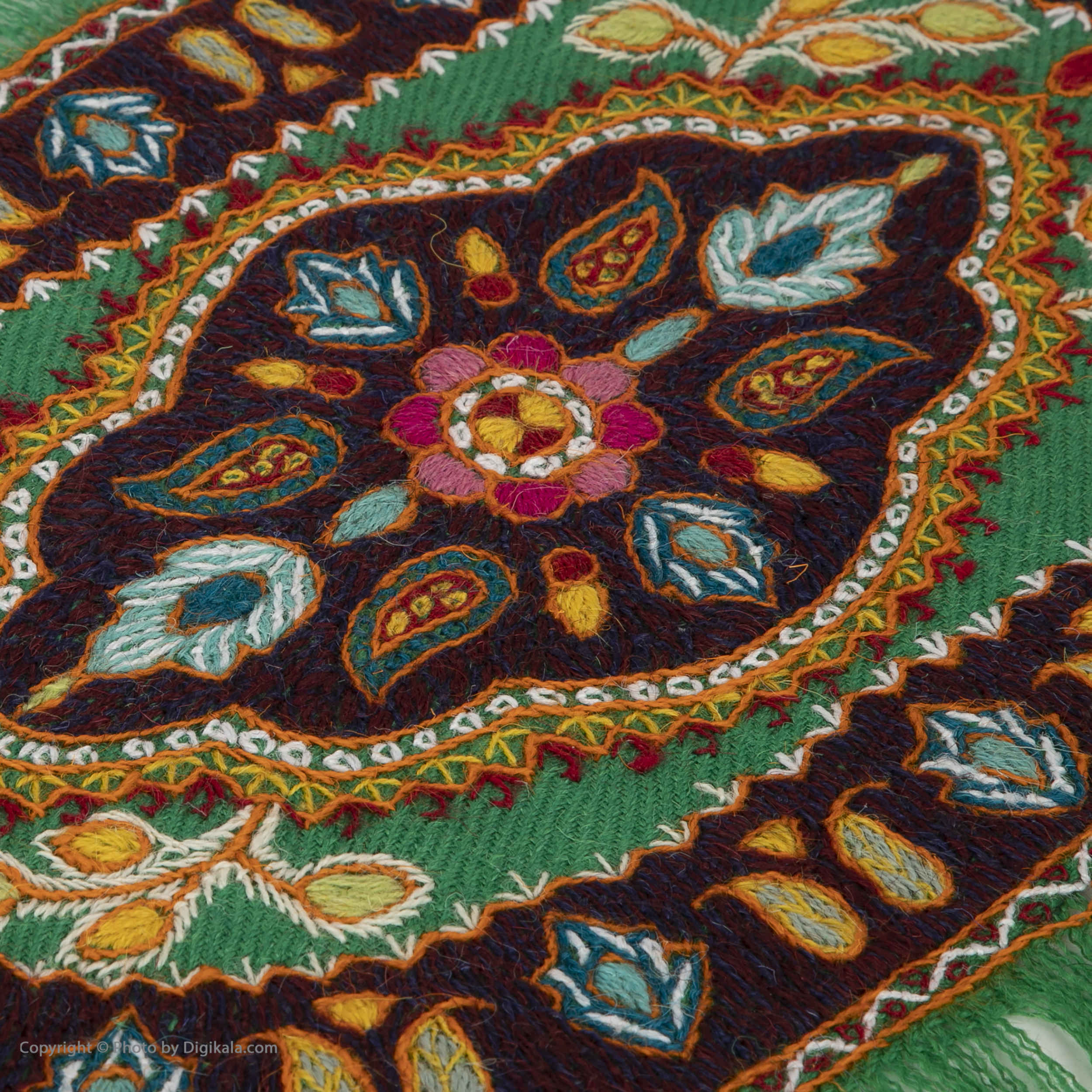 رومیزی گلدوزی شده با دست مدل قدیمی