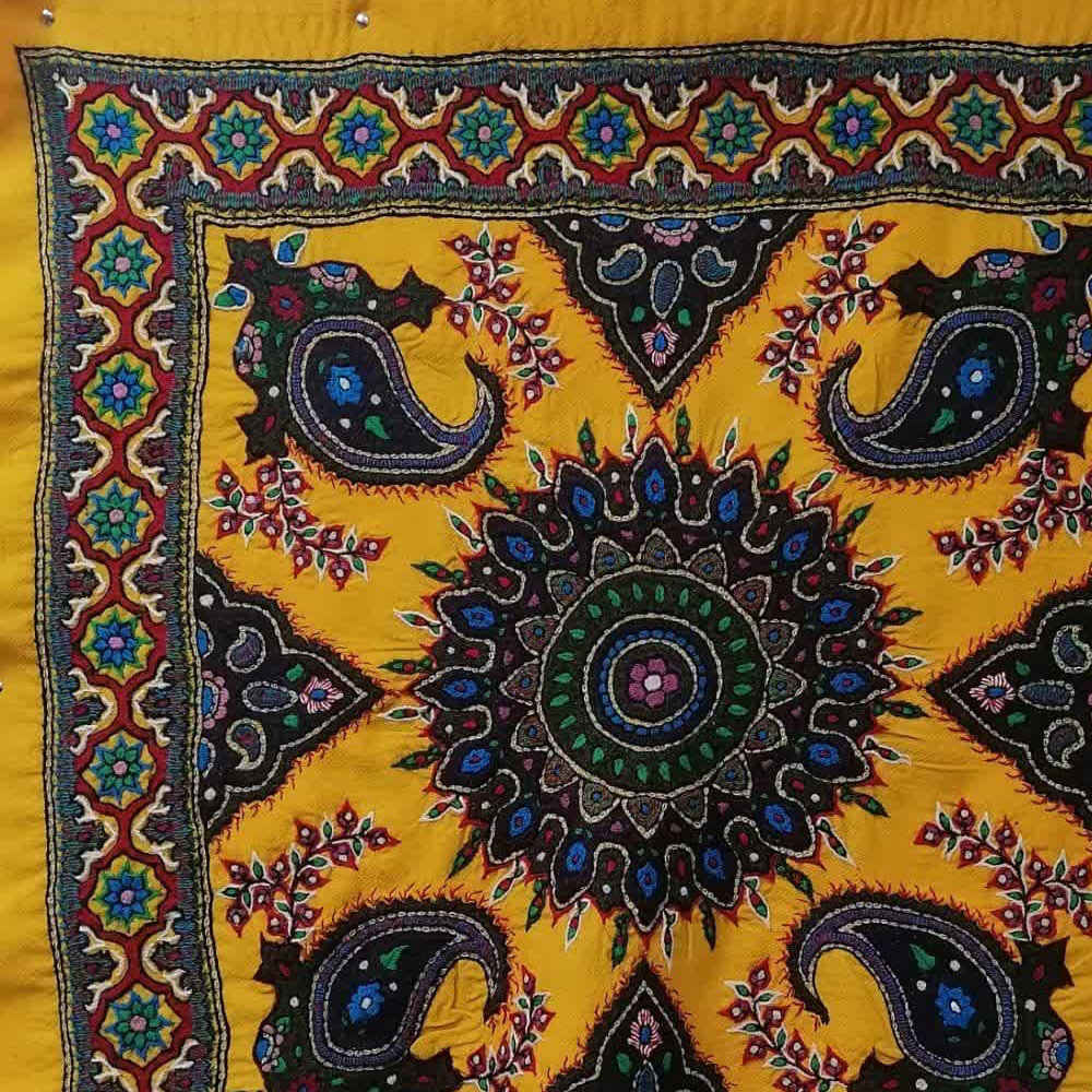رومیزی پته کرمان طرح بهشت زرد ظریف
