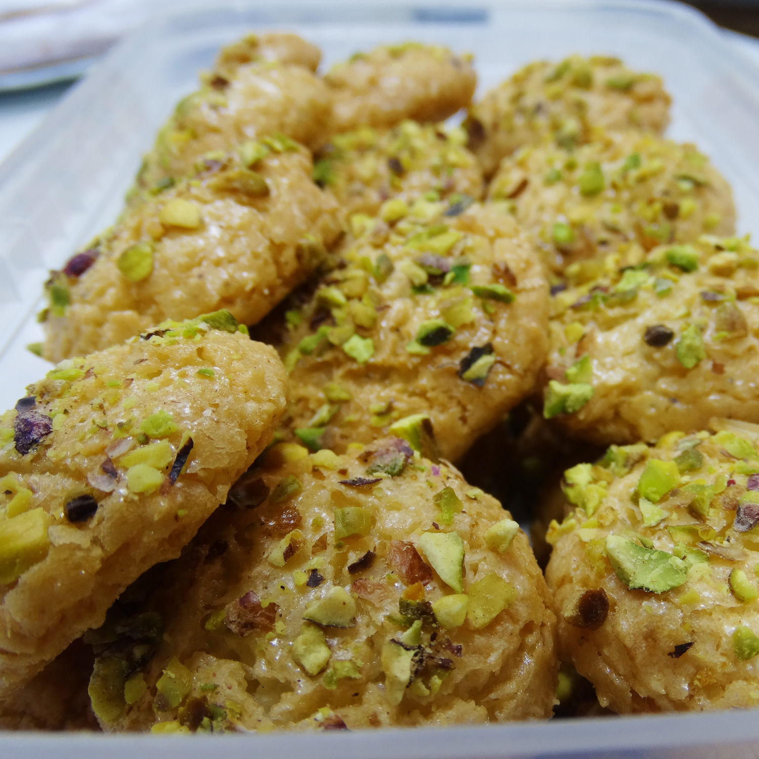 شیرینی نارگیلی – کلوچه سنتی پسته و نارگیل یزد ۸۰۰ گرم
