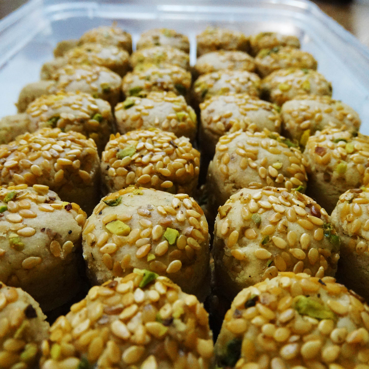شیرینی نخودچی یزدی – شیرینی سنتی نخودچی ایرانی ۹۰۰ گرم (۲ عدد)
