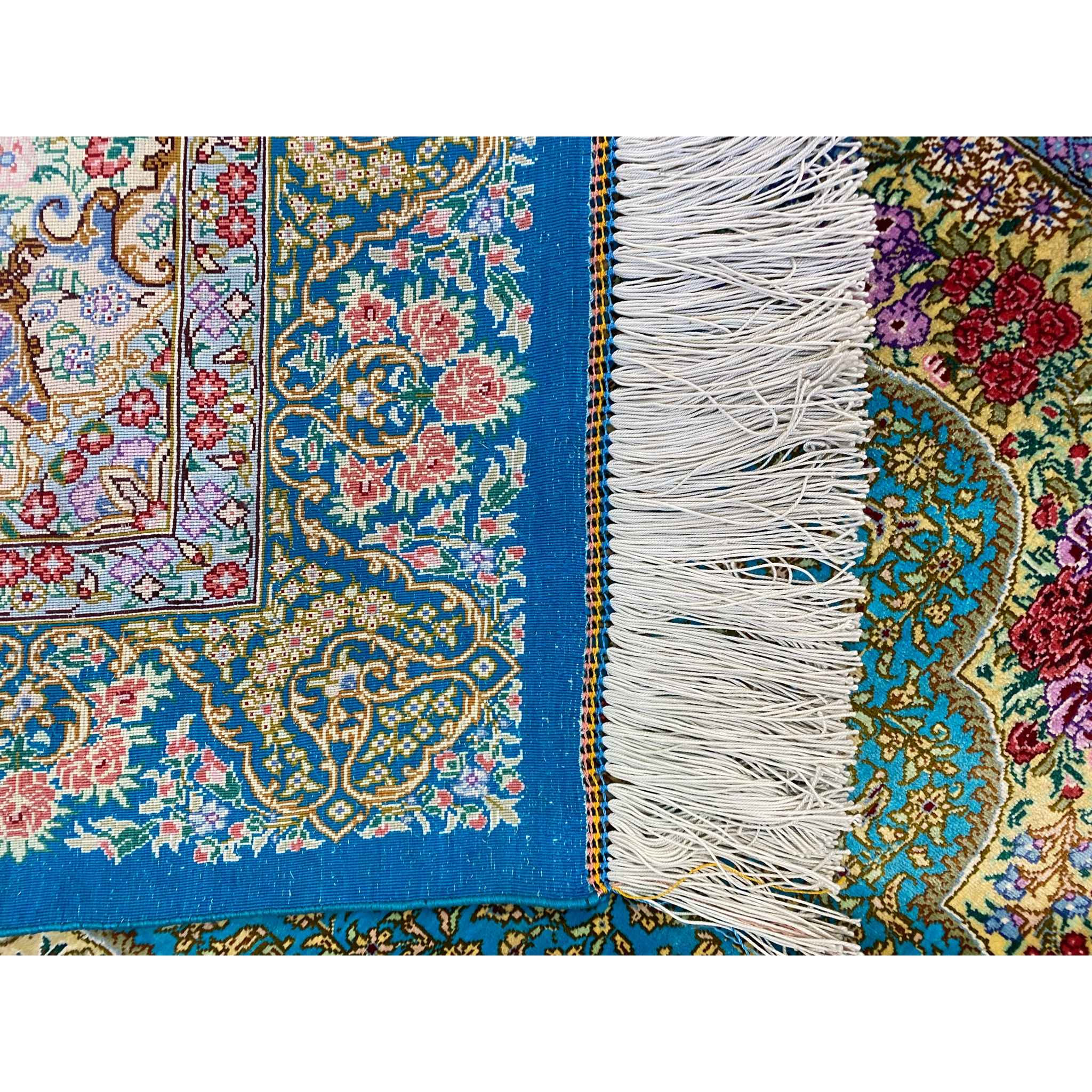 فرش دستباف ابریشم قم طرح لچک و ترنج – فیروزه‌ای