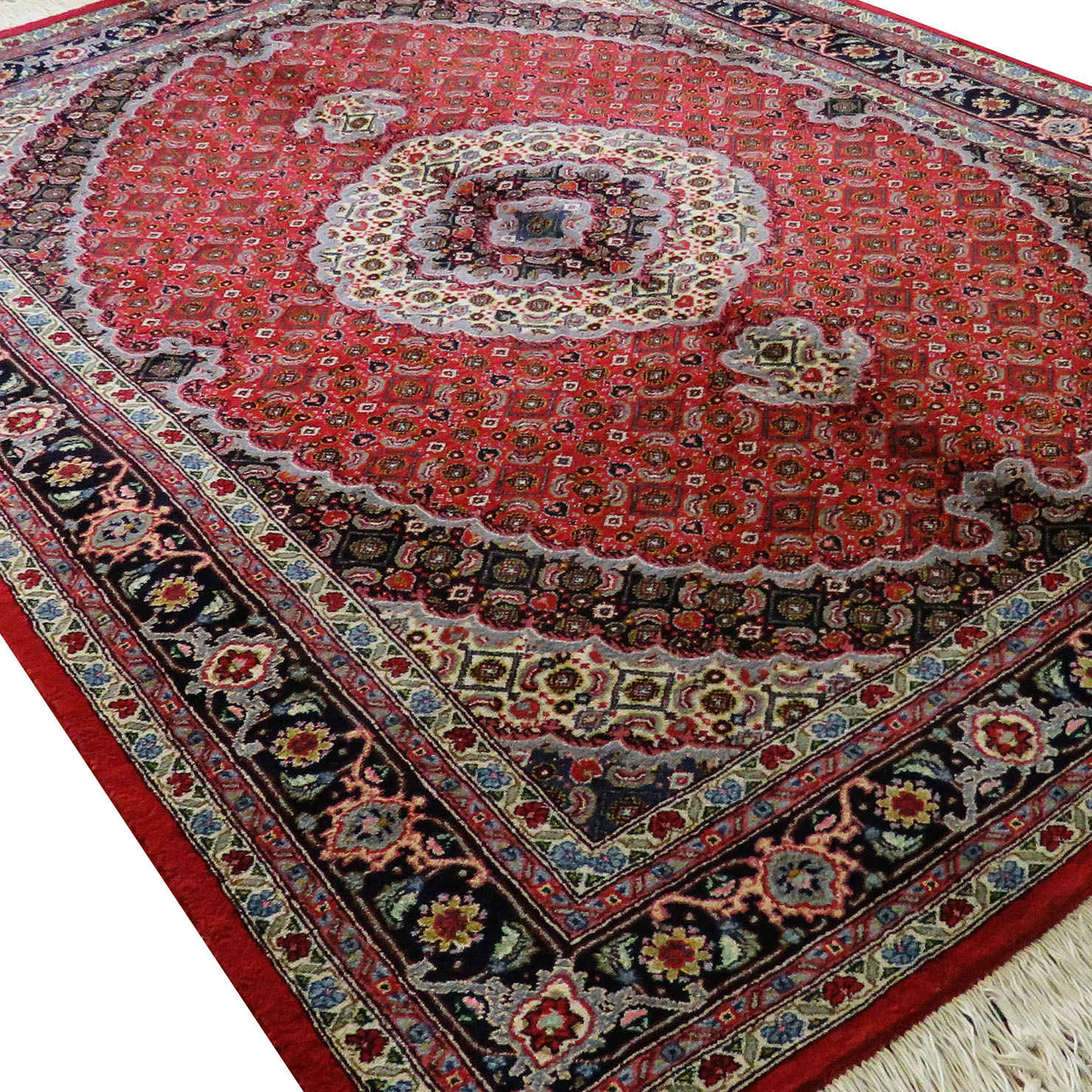 فرش دستباف خوی طرح ریزماهی – پشم قرمز