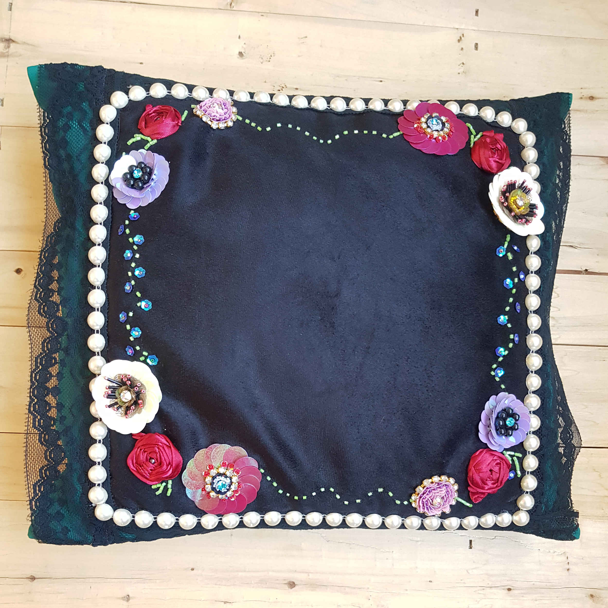 روکش کوسن گلدوزی شده – طراحی جواهرات قلاببافی دستساز