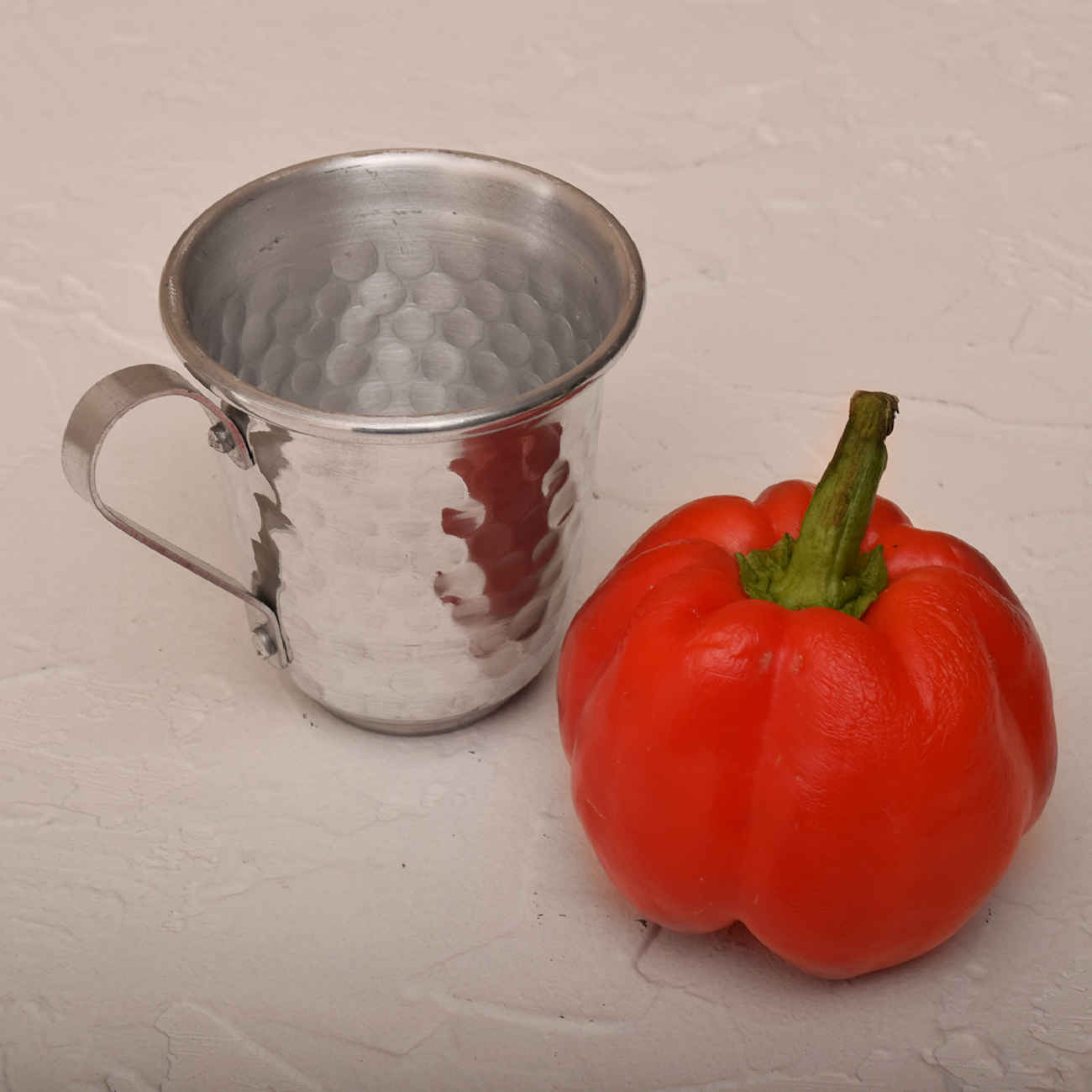 فنجان مسی ایرانی – دستساز با دسته برای نوشیدنیهای سرد – رنگ نقرهای چکشکاری شده