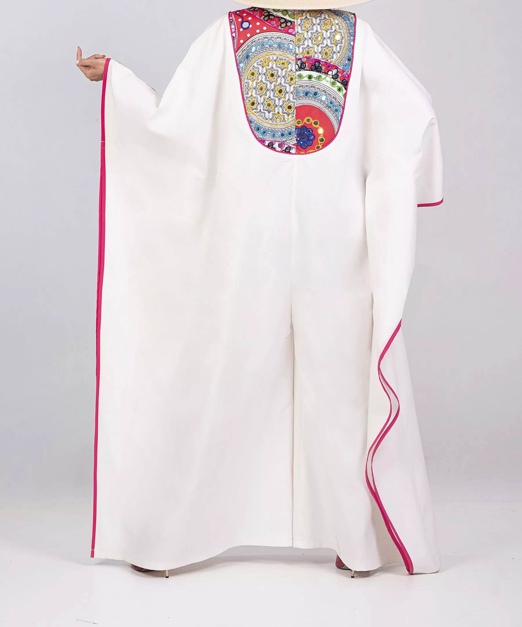 عبای زنانه با طرح گلدوزی شده برای استفاده روزانه