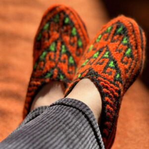 دمپایی قلاب‌بافی آذربایجانی با الیاف اکریلیک بافته شده
