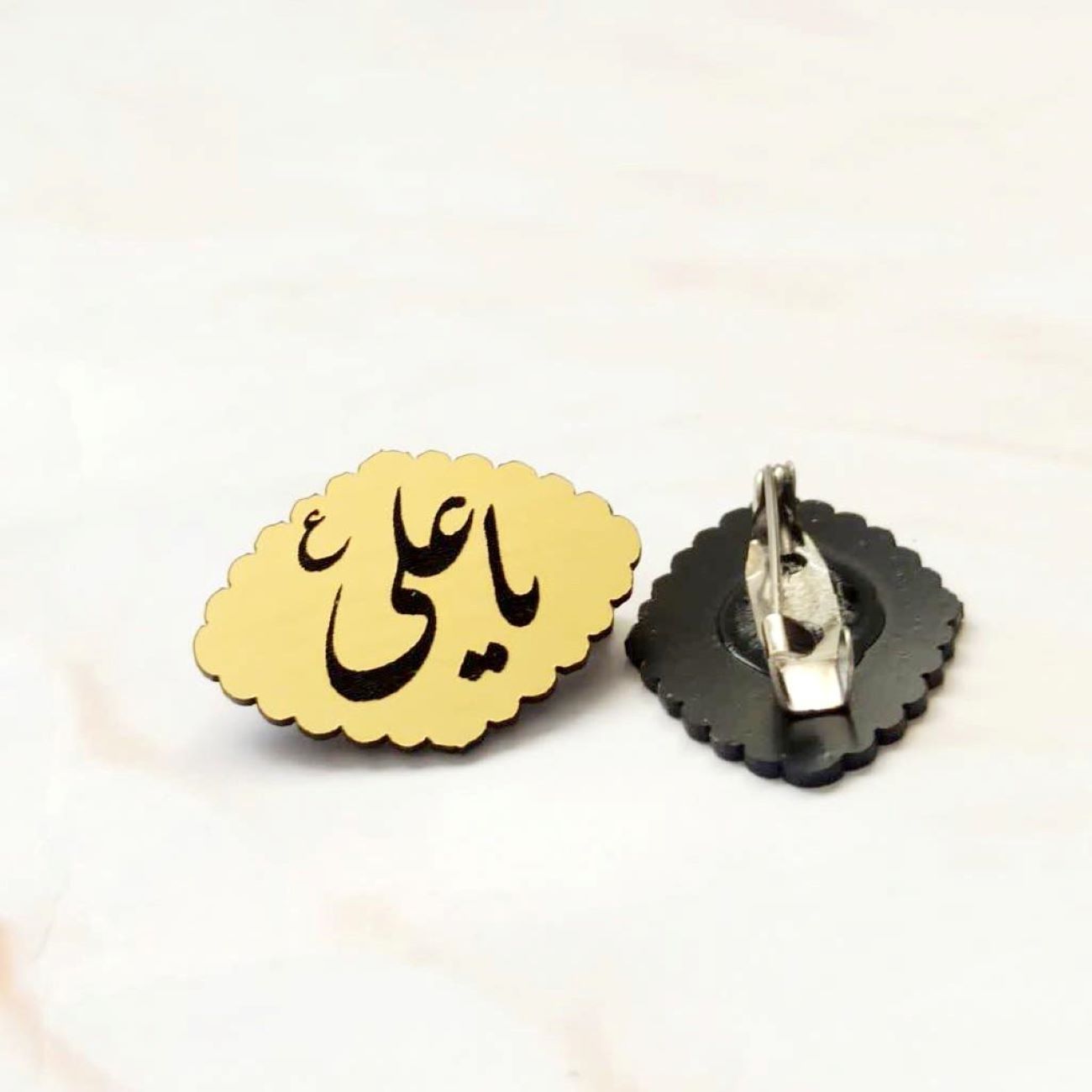 سنجاق سینه فلزی اسلامی مزین به یا علی