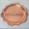 سینی پذیرایی مسی کلاسیک - مدل سنتی گرد چکش‌کاری شده با طرح خورشیدی