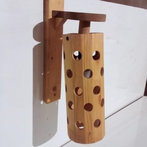 چراغ دیواری چوبی قابل تنظیم با طراحی سوراخ دار