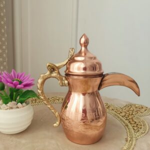 قهوه جوش مسی دله برای دم کردن قهوه و قهوه عربی، داخل قوطی با دسته برنجی
