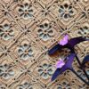 رومیزی قلاب‌بافی طرح گلدار به سبک بوهمی دست‌ساز