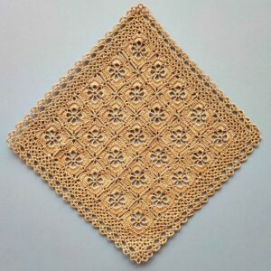 رومیزی قلاب‌بافی طرح گلدار به سبک بوهمی دست‌ساز