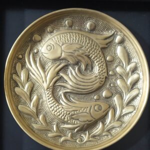 سینی برنجی تزئینی قلمزنی دستساز ایرانی طرح ماهی و گیاهان برگدار