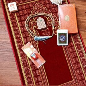 مجموعه هدایای اسلامی برای عبادت مسلمانان شامل سجاده و تسبیح