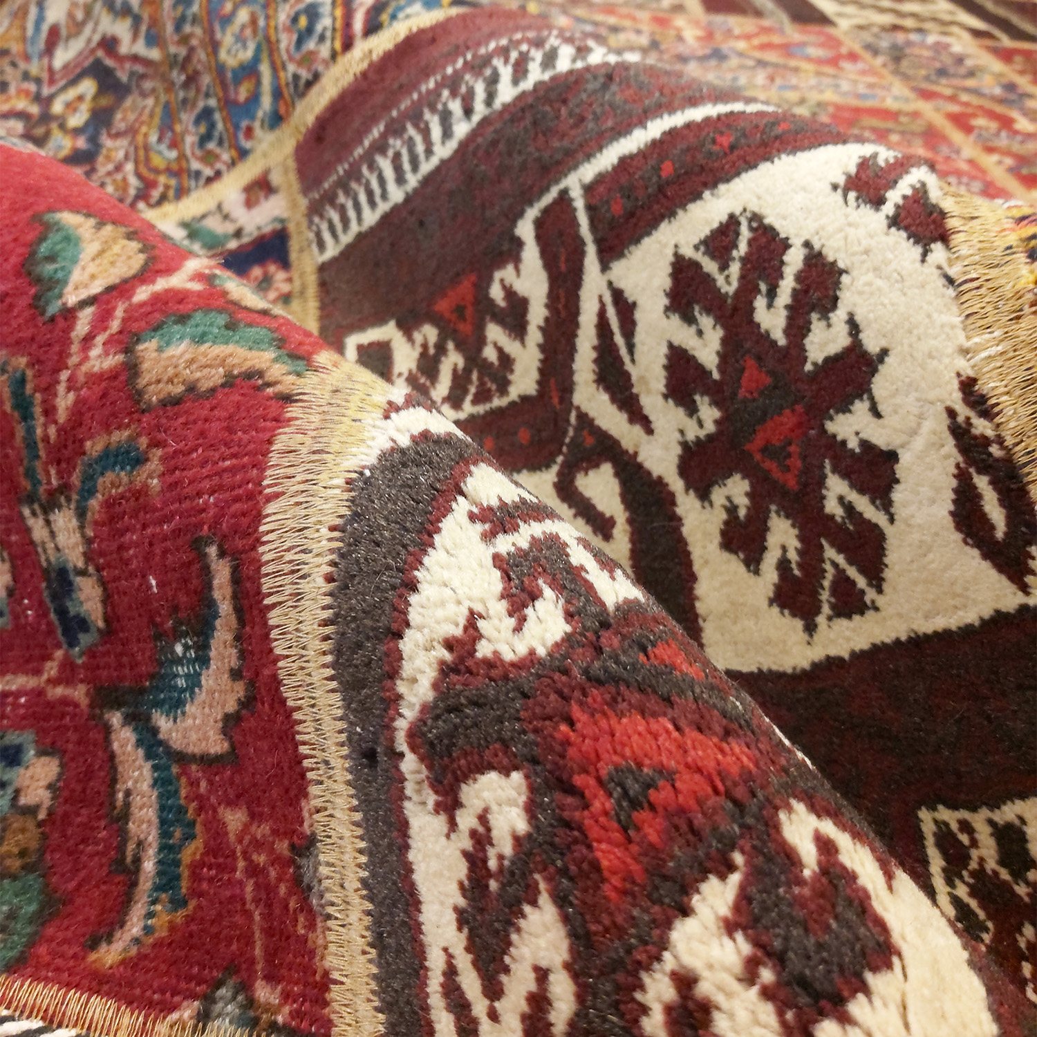 فرش دستباف چهل تکه قدیمی ایرانی طرح هندسی قرمز