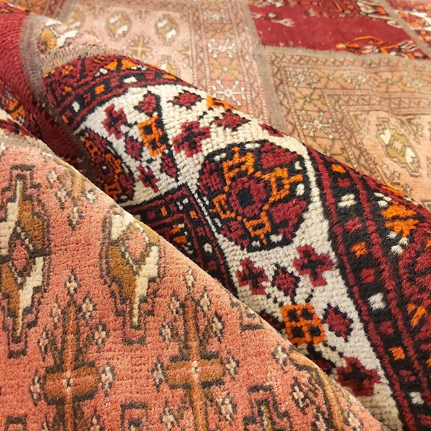 فرش دستباف ایرانی طرح چهل تکه طرح هندسی سنتی قرمز قدیمی