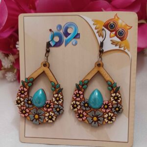 گوشواره چوبی دست‌ساز با گل‌های بنفشه مدل فیروزه‌ای